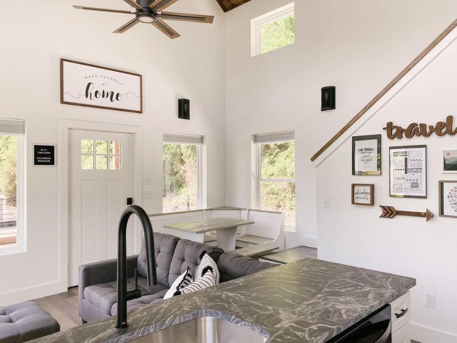 Modern Smoky Mountain Tiny House Leilighet Pigeon Forge Eksteriør bilde