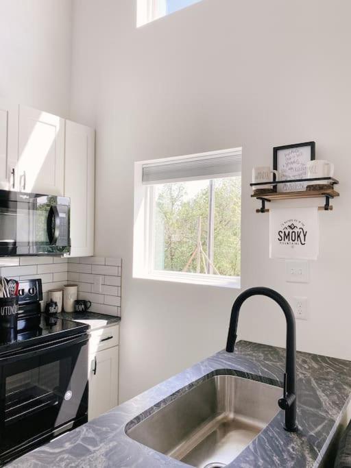 Modern Smoky Mountain Tiny House Leilighet Pigeon Forge Eksteriør bilde